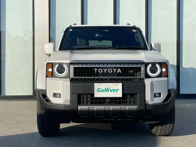 トヨタ ランドクルーザー ２５０ VX 大阪府 2025(令7)年 0.5万km プラチナホワイトパールマイカ 純正１２．３インチナビ　/　 フルセグＴＶ/Bluetooth/USB　/全方位モニター/サンルーフ/衝突軽減ブレーキ　/クリアランスソナー/ブラインドスポットモニター　/スマートルームミラー　/前席シートヒーター、ベンチレーション/レーダークルーズコントロール/アイドリングストップ/センターデフロック　/電動リアゲート　/運転席パワーシート/オートマチックハイビーム/純正18インチアルミホイール/純正フロアマット/プッシュスタート/スマートキー　/ビルトインＥＴＣ2.0　/ＬＥＤライト