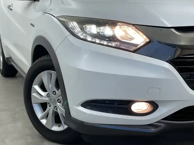 ホンダ ヴェゼル ハイブリッド X ホンダセンシング 新潟県 2017(平29)年 6.2万km ホワイトオーキッドパール カロッツェリアメモリナビ【AVIC-RZ500】/　フルセグTV/Bluetooth/CD/DVD/USB/ホンダセンシング/・衝突被害軽減ブレーキ/・歩行者事故低減ステアリング/・アダプティブクルーズコントロール/・車線維持支援システム/・路外逸脱抑制機能/・誤発進抑制機能/・先行車発進お知らせ機能/・標識認識機能/バックモニター/ビルトインETC/LEDヘッドライト/オートライト/横滑り防止装置/パドルシフト