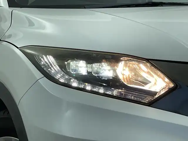 ホンダ ヴェゼル ハイブリッド X ホンダセンシング 新潟県 2017(平29)年 6.2万km ホワイトオーキッドパール カロッツェリアメモリナビ【AVIC-RZ500】/　フルセグTV/Bluetooth/CD/DVD/USB/ホンダセンシング/・衝突被害軽減ブレーキ/・歩行者事故低減ステアリング/・アダプティブクルーズコントロール/・車線維持支援システム/・路外逸脱抑制機能/・誤発進抑制機能/・先行車発進お知らせ機能/・標識認識機能/バックモニター/ビルトインETC/LEDヘッドライト/オートライト/横滑り防止装置/パドルシフト