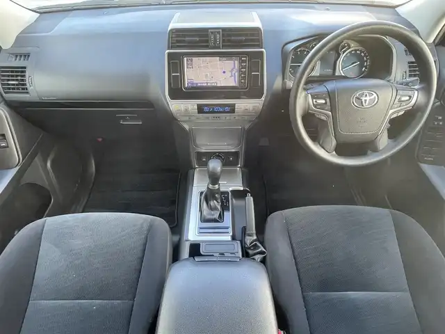 トヨタ ランドクルーザー プラド TX 滋賀県 2021(令3)年 6.2万km ホワイトパールクリスタルシャイン サンルーフ/純正7インチナビ【NSCN-W68】/（AM/FM/CD/フルセグ/Bluetooth/SD/AUX）/バックカメラ/ETC/トヨタセーフティセンス/・ブレーキアシスト/・プリクラッシュブレーキアシスト/・ヒルスタート（坂道発進）アシスト/・前方衝突防止支援システム/・TCS（トラクションコントロールシステム）/・VDC（ビークルダイナミクスコントロール）/・レーンキープアシスト/・車間自動制御システム/・ASCD（オートスピードコントロール装置）/・ABS（アンチロックブレーキシステム）/・バックビューモニター/・コーナー・バックセンサー（ソナー）/・標識検知機能/・盗難防止アラーム	/電動格納ミラー/ステアリングスイッチ/オートライト/LEDヘッドライト/フロントフォグ/フルオートエアコン/プッシュスタート/スマートキー/純正フロアマット