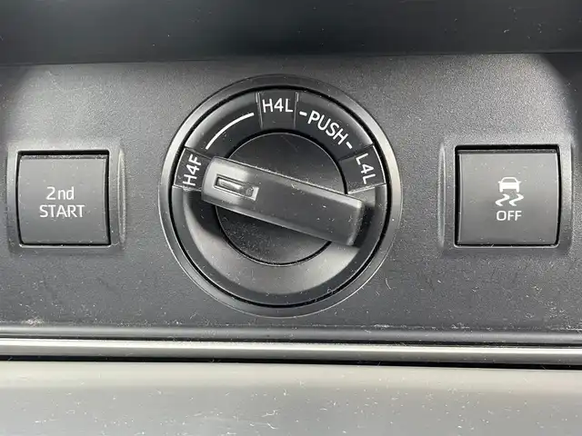 トヨタ ランドクルーザー プラド TX 滋賀県 2021(令3)年 6.2万km ホワイトパールクリスタルシャイン サンルーフ/純正7インチナビ【NSCN-W68】/（AM/FM/CD/フルセグ/Bluetooth/SD/AUX）/バックカメラ/ETC/トヨタセーフティセンス/・ブレーキアシスト/・プリクラッシュブレーキアシスト/・ヒルスタート（坂道発進）アシスト/・前方衝突防止支援システム/・TCS（トラクションコントロールシステム）/・VDC（ビークルダイナミクスコントロール）/・レーンキープアシスト/・車間自動制御システム/・ASCD（オートスピードコントロール装置）/・ABS（アンチロックブレーキシステム）/・バックビューモニター/・コーナー・バックセンサー（ソナー）/・標識検知機能/・盗難防止アラーム	/電動格納ミラー/ステアリングスイッチ/オートライト/LEDヘッドライト/フロントフォグ/フルオートエアコン/プッシュスタート/スマートキー/純正フロアマット