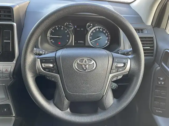 トヨタ ランドクルーザー プラド TX 滋賀県 2021(令3)年 6.2万km ホワイトパールクリスタルシャイン サンルーフ/純正7インチナビ【NSCN-W68】/（AM/FM/CD/フルセグ/Bluetooth/SD/AUX）/バックカメラ/ETC/トヨタセーフティセンス/・ブレーキアシスト/・プリクラッシュブレーキアシスト/・ヒルスタート（坂道発進）アシスト/・前方衝突防止支援システム/・TCS（トラクションコントロールシステム）/・VDC（ビークルダイナミクスコントロール）/・レーンキープアシスト/・車間自動制御システム/・ASCD（オートスピードコントロール装置）/・ABS（アンチロックブレーキシステム）/・バックビューモニター/・コーナー・バックセンサー（ソナー）/・標識検知機能/・盗難防止アラーム	/電動格納ミラー/ステアリングスイッチ/オートライト/LEDヘッドライト/フロントフォグ/フルオートエアコン/プッシュスタート/スマートキー/純正フロアマット