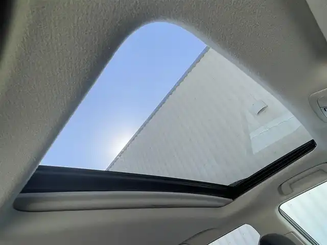 トヨタ ランドクルーザー プラド TX 滋賀県 2021(令3)年 6.2万km ホワイトパールクリスタルシャイン サンルーフ/純正7インチナビ【NSCN-W68】/（AM/FM/CD/フルセグ/Bluetooth/SD/AUX）/バックカメラ/ETC/トヨタセーフティセンス/・ブレーキアシスト/・プリクラッシュブレーキアシスト/・ヒルスタート（坂道発進）アシスト/・前方衝突防止支援システム/・TCS（トラクションコントロールシステム）/・VDC（ビークルダイナミクスコントロール）/・レーンキープアシスト/・車間自動制御システム/・ASCD（オートスピードコントロール装置）/・ABS（アンチロックブレーキシステム）/・バックビューモニター/・コーナー・バックセンサー（ソナー）/・標識検知機能/・盗難防止アラーム	/電動格納ミラー/ステアリングスイッチ/オートライト/LEDヘッドライト/フロントフォグ/フルオートエアコン/プッシュスタート/スマートキー/純正フロアマット