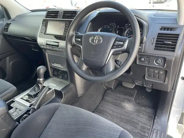 トヨタ ランドクルーザー プラド TX 滋賀県 2021(令3)年 6.2万km ホワイトパールクリスタルシャイン サンルーフ/純正7インチナビ【NSCN-W68】/（AM/FM/CD/フルセグ/Bluetooth/SD/AUX）/バックカメラ/ETC/トヨタセーフティセンス/・ブレーキアシスト/・プリクラッシュブレーキアシスト/・ヒルスタート（坂道発進）アシスト/・前方衝突防止支援システム/・TCS（トラクションコントロールシステム）/・VDC（ビークルダイナミクスコントロール）/・レーンキープアシスト/・車間自動制御システム/・ASCD（オートスピードコントロール装置）/・ABS（アンチロックブレーキシステム）/・バックビューモニター/・コーナー・バックセンサー（ソナー）/・標識検知機能/・盗難防止アラーム	/電動格納ミラー/ステアリングスイッチ/オートライト/LEDヘッドライト/フロントフォグ/フルオートエアコン/プッシュスタート/スマートキー/純正フロアマット