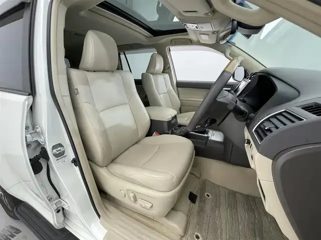 トヨタ ランドクルーザー プラド TX Lパッケージ 滋賀県 2023(令5)年 3.2万km ホワイトパールクリスタルシャイン 純正9インチナビ/【Bluetooth/CD/DVD/フルセグTV】/サンルーフ/レザーシート/バックカメラ/レーダークルーズコントロール/クリアランスソナー/LEDヘッドライト/オートマチックハイビーム/レーンディパーチャーアラート/センターデフロック/ヒルディセントコントロール/プリクラッシュセーフティ/前方ドライブレコーダー/D/Nパワーシート/D/Nシートヒーター/D/Nシートベンチレーション/電動格納サードシート/ビルトインETC/純正フロアマット/プッシュスタート/スマートキー/ステアリングリモコン