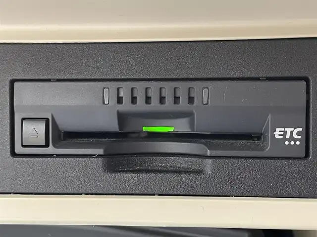 トヨタ ランドクルーザー プラド TX Lパッケージ 滋賀県 2023(令5)年 3.2万km ホワイトパールクリスタルシャイン 純正9インチナビ/【Bluetooth/CD/DVD/フルセグTV】/サンルーフ/レザーシート/バックカメラ/レーダークルーズコントロール/クリアランスソナー/LEDヘッドライト/オートマチックハイビーム/レーンディパーチャーアラート/センターデフロック/ヒルディセントコントロール/プリクラッシュセーフティ/前方ドライブレコーダー/D/Nパワーシート/D/Nシートヒーター/D/Nシートベンチレーション/電動格納サードシート/ビルトインETC/純正フロアマット/プッシュスタート/スマートキー/ステアリングリモコン