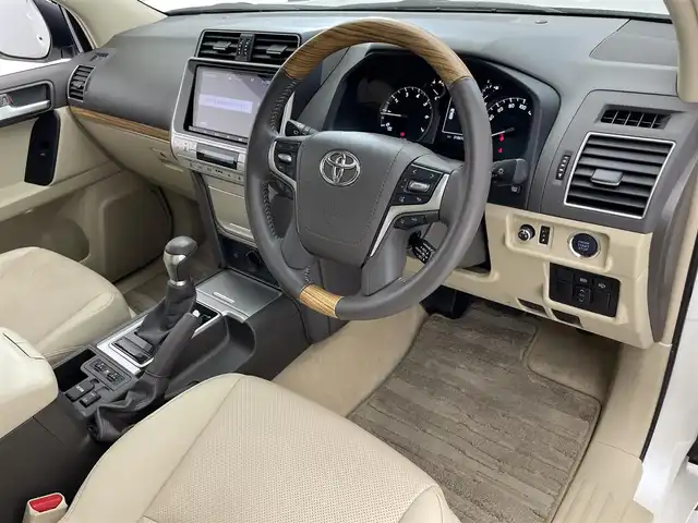 トヨタ ランドクルーザー プラド TX Lパッケージ 滋賀県 2023(令5)年 3.2万km ホワイトパールクリスタルシャイン 純正9インチナビ/【Bluetooth/CD/DVD/フルセグTV】/サンルーフ/レザーシート/バックカメラ/レーダークルーズコントロール/クリアランスソナー/LEDヘッドライト/オートマチックハイビーム/レーンディパーチャーアラート/センターデフロック/ヒルディセントコントロール/プリクラッシュセーフティ/前方ドライブレコーダー/D/Nパワーシート/D/Nシートヒーター/D/Nシートベンチレーション/電動格納サードシート/ビルトインETC/純正フロアマット/プッシュスタート/スマートキー/ステアリングリモコン