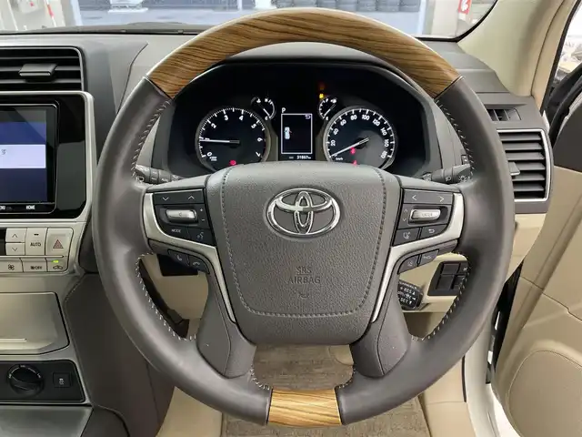 トヨタ ランドクルーザー プラド TX Lパッケージ 滋賀県 2023(令5)年 3.2万km ホワイトパールクリスタルシャイン 純正9インチナビ/【Bluetooth/CD/DVD/フルセグTV】/サンルーフ/レザーシート/バックカメラ/レーダークルーズコントロール/クリアランスソナー/LEDヘッドライト/オートマチックハイビーム/レーンディパーチャーアラート/センターデフロック/ヒルディセントコントロール/プリクラッシュセーフティ/前方ドライブレコーダー/D/Nパワーシート/D/Nシートヒーター/D/Nシートベンチレーション/電動格納サードシート/ビルトインETC/純正フロアマット/プッシュスタート/スマートキー/ステアリングリモコン