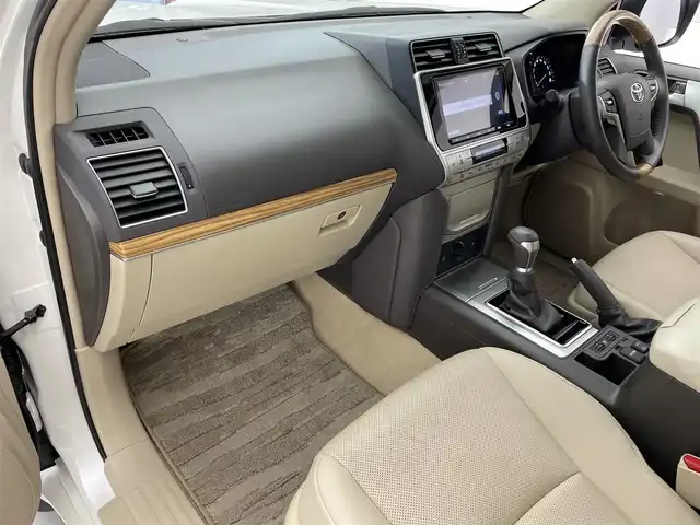 トヨタ ランドクルーザー プラド TX Lパッケージ 滋賀県 2023(令5)年 3.2万km ホワイトパールクリスタルシャイン 純正9インチナビ/【Bluetooth/CD/DVD/フルセグTV】/サンルーフ/レザーシート/バックカメラ/レーダークルーズコントロール/クリアランスソナー/LEDヘッドライト/オートマチックハイビーム/レーンディパーチャーアラート/センターデフロック/ヒルディセントコントロール/プリクラッシュセーフティ/前方ドライブレコーダー/D/Nパワーシート/D/Nシートヒーター/D/Nシートベンチレーション/電動格納サードシート/ビルトインETC/純正フロアマット/プッシュスタート/スマートキー/ステアリングリモコン