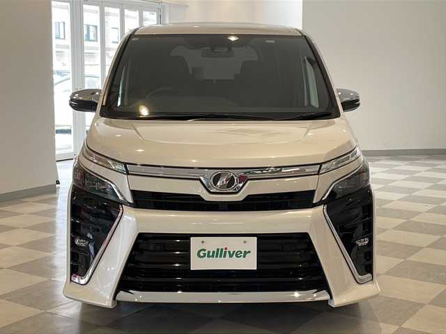 トヨタ ヴォクシー ZS 煌Ⅱ 福井県 2020(令2)年 5万km ホワイトパールクリスタルシャイン 純正9インチSDナビ/フルセグTV/バックカメラ/フリップダウンモニター/純正サイドスポイラー/ビルトインETC/両側パワースライドドア/クルーズコントロール/レーンキープアシスト/コーナーセンサー/MTモード付AT/純正１６インチアルミホイール/LEDヘッドライト/フォグランプ/オートライト/オートハイビーム/衝突被害軽減ブレーキ/純正フロアマット/リアロールサンシェード/プッシュスタート/スマートキー