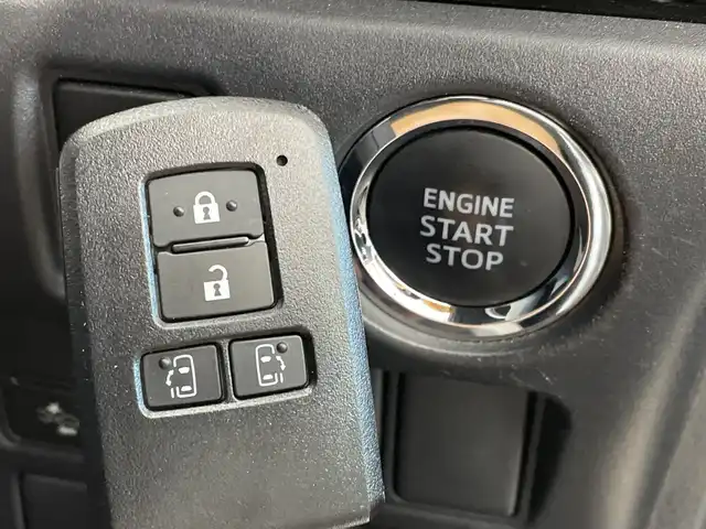 トヨタ ヴォクシー ZS 煌Ⅱ 新潟県 2020(令2)年 5万km ホワイトパールクリスタルシャイン 純正9インチSDナビ/フルセグTV/バックカメラ/フリップダウンモニター/純正サイドスポイラー/ビルトインETC/両側パワースライドドア/クルーズコントロール/レーンキープアシスト/コーナーセンサー/MTモード付AT/純正１６インチアルミホイール/LEDヘッドライト/フォグランプ/オートライト/オートハイビーム/衝突被害軽減ブレーキ/純正フロアマット/リアロールサンシェード/プッシュスタート/スマートキー