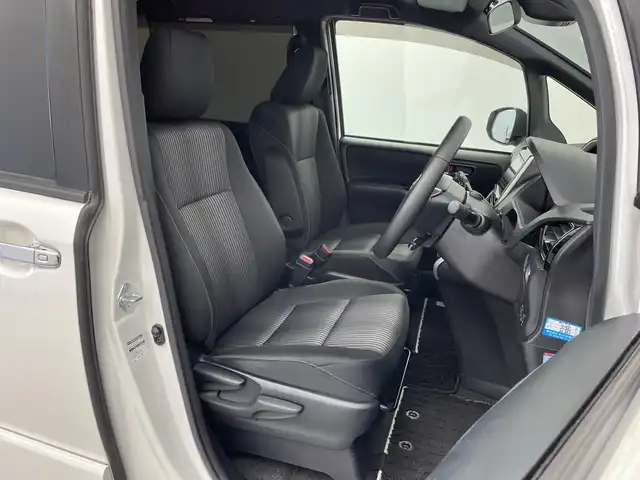 トヨタ ヴォクシー ZS 煌Ⅱ 新潟県 2020(令2)年 5万km ホワイトパールクリスタルシャイン 純正9インチSDナビ/フルセグTV/バックカメラ/フリップダウンモニター/純正サイドスポイラー/ビルトインETC/両側パワースライドドア/クルーズコントロール/レーンキープアシスト/コーナーセンサー/MTモード付AT/純正１６インチアルミホイール/LEDヘッドライト/フォグランプ/オートライト/オートハイビーム/衝突被害軽減ブレーキ/純正フロアマット/リアロールサンシェード/プッシュスタート/スマートキー