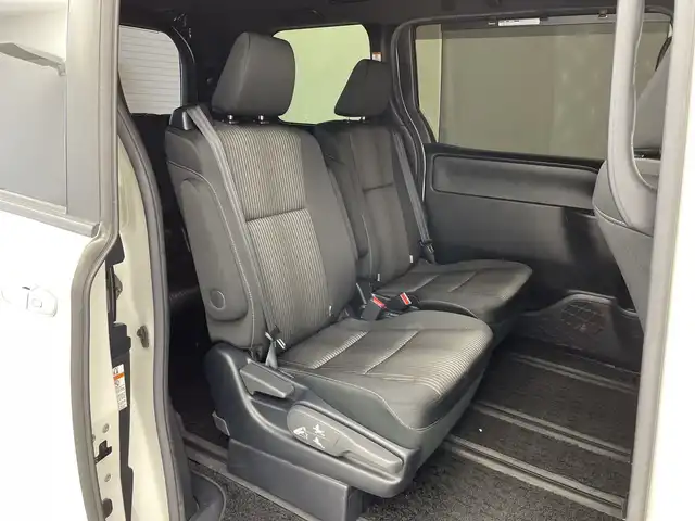 トヨタ ヴォクシー ZS 煌Ⅱ 新潟県 2020(令2)年 5万km ホワイトパールクリスタルシャイン 純正9インチSDナビ/フルセグTV/バックカメラ/フリップダウンモニター/純正サイドスポイラー/ビルトインETC/両側パワースライドドア/クルーズコントロール/レーンキープアシスト/コーナーセンサー/MTモード付AT/純正１６インチアルミホイール/LEDヘッドライト/フォグランプ/オートライト/オートハイビーム/衝突被害軽減ブレーキ/純正フロアマット/リアロールサンシェード/プッシュスタート/スマートキー