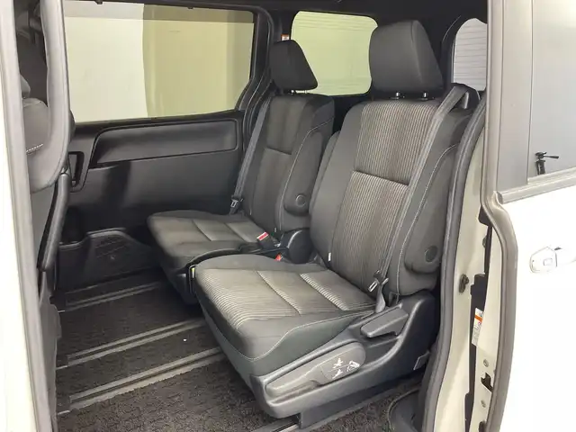 トヨタ ヴォクシー ZS 煌Ⅱ 新潟県 2020(令2)年 5万km ホワイトパールクリスタルシャイン 純正9インチSDナビ/フルセグTV/バックカメラ/フリップダウンモニター/純正サイドスポイラー/ビルトインETC/両側パワースライドドア/クルーズコントロール/レーンキープアシスト/コーナーセンサー/MTモード付AT/純正１６インチアルミホイール/LEDヘッドライト/フォグランプ/オートライト/オートハイビーム/衝突被害軽減ブレーキ/純正フロアマット/リアロールサンシェード/プッシュスタート/スマートキー