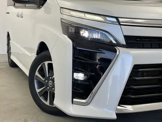 トヨタ ヴォクシー ZS 煌Ⅱ 新潟県 2020(令2)年 5万km ホワイトパールクリスタルシャイン 純正9インチSDナビ/フルセグTV/バックカメラ/フリップダウンモニター/純正サイドスポイラー/ビルトインETC/両側パワースライドドア/クルーズコントロール/レーンキープアシスト/コーナーセンサー/MTモード付AT/純正１６インチアルミホイール/LEDヘッドライト/フォグランプ/オートライト/オートハイビーム/衝突被害軽減ブレーキ/純正フロアマット/リアロールサンシェード/プッシュスタート/スマートキー