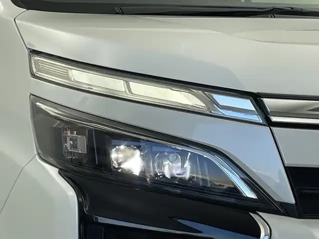 トヨタ ヴォクシー ZS 煌Ⅱ 新潟県 2020(令2)年 5万km ホワイトパールクリスタルシャイン 純正9インチSDナビ/フルセグTV/バックカメラ/フリップダウンモニター/純正サイドスポイラー/ビルトインETC/両側パワースライドドア/クルーズコントロール/レーンキープアシスト/コーナーセンサー/MTモード付AT/純正１６インチアルミホイール/LEDヘッドライト/フォグランプ/オートライト/オートハイビーム/衝突被害軽減ブレーキ/純正フロアマット/リアロールサンシェード/プッシュスタート/スマートキー