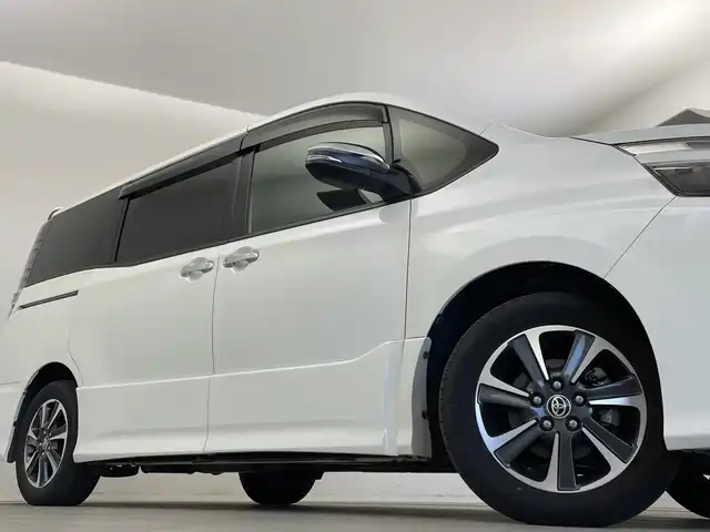 トヨタ ヴォクシー ZS 煌Ⅱ 新潟県 2020(令2)年 5万km ホワイトパールクリスタルシャイン 純正9インチSDナビ/フルセグTV/バックカメラ/フリップダウンモニター/純正サイドスポイラー/ビルトインETC/両側パワースライドドア/クルーズコントロール/レーンキープアシスト/コーナーセンサー/MTモード付AT/純正１６インチアルミホイール/LEDヘッドライト/フォグランプ/オートライト/オートハイビーム/衝突被害軽減ブレーキ/純正フロアマット/リアロールサンシェード/プッシュスタート/スマートキー