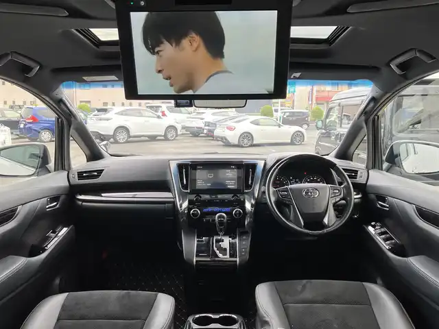 トヨタ アルファード S タイプゴールド 三重県 2020(令2)年 7.7万km ホワイトパールクリスタルシャイン ワンオーナー/ムーンルーフ/パワーバックドア /純正フリップダウンモニター/Toyota Safety Sense/ ・PCS(プリクラッシュセーフティ)/ ・LTA(レーントレーシングアシスト)/ ・AHB(オートマチックハイビーム)/ ・RSA(ロードサインアシスト)/ ・レーダークルーズコントロール/ ・先行車発進告知機能/♪ブラインドスポットモニター/♪リヤクロストラフィックアラート/♪パーキングサポートブレーキ/♪クリアランスソナー/♪純正ディスプレイオーディオ/・フルセグ・CD/DVD再生・USB/・Apple Car Play・Mira Cast/・Android Auto・BTオーディオ/♪バックガイドカメラ/♪デジタルインナーミラー/♪両側ワンタッチパワースライドドア/♪オートブレーキホールド/♪スマートキーx2/♪プッシュスタート/♪ハーフレザーシート/♪オットマン/♪三眼LEDヘッドライト/♪LEDフォグライト /♪オートライト/♪オートリトラクタブルミラー/♪ウィンカーミラー/♪純正17インチAW/♪ドライブレコーダー前後/♪ウッドコンビステアリング/♪ステアリングスイッチ/♪フロアマット/♪ビルトインETC/♪横滑り防止装置/♪サイド/カーテン/ニーエアバック