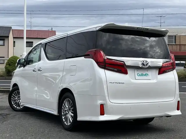 トヨタ アルファード S タイプゴールド 三重県 2020(令2)年 7.7万km ホワイトパールクリスタルシャイン ワンオーナー/ムーンルーフ/パワーバックドア /純正フリップダウンモニター/Toyota Safety Sense/ ・PCS(プリクラッシュセーフティ)/ ・LTA(レーントレーシングアシスト)/ ・AHB(オートマチックハイビーム)/ ・RSA(ロードサインアシスト)/ ・レーダークルーズコントロール/ ・先行車発進告知機能/♪ブラインドスポットモニター/♪リヤクロストラフィックアラート/♪パーキングサポートブレーキ/♪クリアランスソナー/♪純正ディスプレイオーディオ/・フルセグ・CD/DVD再生・USB/・Apple Car Play・Mira Cast/・Android Auto・BTオーディオ/♪バックガイドカメラ/♪デジタルインナーミラー/♪両側ワンタッチパワースライドドア/♪オートブレーキホールド/♪スマートキーx2/♪プッシュスタート/♪ハーフレザーシート/♪オットマン/♪三眼LEDヘッドライト/♪LEDフォグライト /♪オートライト/♪オートリトラクタブルミラー/♪ウィンカーミラー/♪純正17インチAW/♪ドライブレコーダー前後/♪ウッドコンビステアリング/♪ステアリングスイッチ/♪フロアマット/♪ビルトインETC/♪横滑り防止装置/♪サイド/カーテン/ニーエアバック