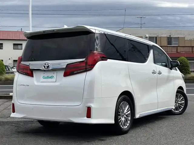トヨタ アルファード S タイプゴールド 三重県 2020(令2)年 7.7万km ホワイトパールクリスタルシャイン ワンオーナー/ムーンルーフ/パワーバックドア /純正フリップダウンモニター/Toyota Safety Sense/ ・PCS(プリクラッシュセーフティ)/ ・LTA(レーントレーシングアシスト)/ ・AHB(オートマチックハイビーム)/ ・RSA(ロードサインアシスト)/ ・レーダークルーズコントロール/ ・先行車発進告知機能/♪ブラインドスポットモニター/♪リヤクロストラフィックアラート/♪パーキングサポートブレーキ/♪クリアランスソナー/♪純正ディスプレイオーディオ/・フルセグ・CD/DVD再生・USB/・Apple Car Play・Mira Cast/・Android Auto・BTオーディオ/♪バックガイドカメラ/♪デジタルインナーミラー/♪両側ワンタッチパワースライドドア/♪オートブレーキホールド/♪スマートキーx2/♪プッシュスタート/♪ハーフレザーシート/♪オットマン/♪三眼LEDヘッドライト/♪LEDフォグライト /♪オートライト/♪オートリトラクタブルミラー/♪ウィンカーミラー/♪純正17インチAW/♪ドライブレコーダー前後/♪ウッドコンビステアリング/♪ステアリングスイッチ/♪フロアマット/♪ビルトインETC/♪横滑り防止装置/♪サイド/カーテン/ニーエアバック