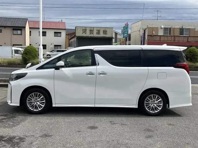 トヨタ アルファード S タイプゴールド 三重県 2020(令2)年 7.7万km ホワイトパールクリスタルシャイン ワンオーナー/ムーンルーフ/パワーバックドア /純正フリップダウンモニター/Toyota Safety Sense/ ・PCS(プリクラッシュセーフティ)/ ・LTA(レーントレーシングアシスト)/ ・AHB(オートマチックハイビーム)/ ・RSA(ロードサインアシスト)/ ・レーダークルーズコントロール/ ・先行車発進告知機能/♪ブラインドスポットモニター/♪リヤクロストラフィックアラート/♪パーキングサポートブレーキ/♪クリアランスソナー/♪純正ディスプレイオーディオ/・フルセグ・CD/DVD再生・USB/・Apple Car Play・Mira Cast/・Android Auto・BTオーディオ/♪バックガイドカメラ/♪デジタルインナーミラー/♪両側ワンタッチパワースライドドア/♪オートブレーキホールド/♪スマートキーx2/♪プッシュスタート/♪ハーフレザーシート/♪オットマン/♪三眼LEDヘッドライト/♪LEDフォグライト /♪オートライト/♪オートリトラクタブルミラー/♪ウィンカーミラー/♪純正17インチAW/♪ドライブレコーダー前後/♪ウッドコンビステアリング/♪ステアリングスイッチ/♪フロアマット/♪ビルトインETC/♪横滑り防止装置/♪サイド/カーテン/ニーエアバック