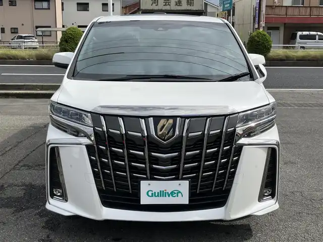 トヨタ アルファード S タイプゴールド 三重県 2020(令2)年 7.7万km ホワイトパールクリスタルシャイン ワンオーナー/ムーンルーフ/パワーバックドア /純正フリップダウンモニター/Toyota Safety Sense/ ・PCS(プリクラッシュセーフティ)/ ・LTA(レーントレーシングアシスト)/ ・AHB(オートマチックハイビーム)/ ・RSA(ロードサインアシスト)/ ・レーダークルーズコントロール/ ・先行車発進告知機能/♪ブラインドスポットモニター/♪リヤクロストラフィックアラート/♪パーキングサポートブレーキ/♪クリアランスソナー/♪純正ディスプレイオーディオ/・フルセグ・CD/DVD再生・USB/・Apple Car Play・Mira Cast/・Android Auto・BTオーディオ/♪バックガイドカメラ/♪デジタルインナーミラー/♪両側ワンタッチパワースライドドア/♪オートブレーキホールド/♪スマートキーx2/♪プッシュスタート/♪ハーフレザーシート/♪オットマン/♪三眼LEDヘッドライト/♪LEDフォグライト /♪オートライト/♪オートリトラクタブルミラー/♪ウィンカーミラー/♪純正17インチAW/♪ドライブレコーダー前後/♪ウッドコンビステアリング/♪ステアリングスイッチ/♪フロアマット/♪ビルトインETC/♪横滑り防止装置/♪サイド/カーテン/ニーエアバック