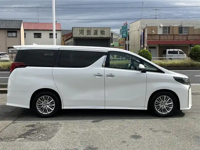 トヨタ アルファード S タイプゴールド 三重県 2020(令2)年 7.7万km ホワイトパールクリスタルシャイン ワンオーナー/ムーンルーフ/パワーバックドア /純正フリップダウンモニター/Toyota Safety Sense/ ・PCS(プリクラッシュセーフティ)/ ・LTA(レーントレーシングアシスト)/ ・AHB(オートマチックハイビーム)/ ・RSA(ロードサインアシスト)/ ・レーダークルーズコントロール/ ・先行車発進告知機能/♪ブラインドスポットモニター/♪リヤクロストラフィックアラート/♪パーキングサポートブレーキ/♪クリアランスソナー/♪純正ディスプレイオーディオ/・フルセグ・CD/DVD再生・USB/・Apple Car Play・Mira Cast/・Android Auto・BTオーディオ/♪バックガイドカメラ/♪デジタルインナーミラー/♪両側ワンタッチパワースライドドア/♪オートブレーキホールド/♪スマートキーx2/♪プッシュスタート/♪ハーフレザーシート/♪オットマン/♪三眼LEDヘッドライト/♪LEDフォグライト /♪オートライト/♪オートリトラクタブルミラー/♪ウィンカーミラー/♪純正17インチAW/♪ドライブレコーダー前後/♪ウッドコンビステアリング/♪ステアリングスイッチ/♪フロアマット/♪ビルトインETC/♪横滑り防止装置/♪サイド/カーテン/ニーエアバック