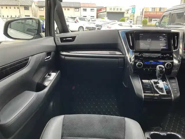 トヨタ アルファード S タイプゴールド 三重県 2020(令2)年 7.7万km ホワイトパールクリスタルシャイン ワンオーナー/ムーンルーフ/パワーバックドア /純正フリップダウンモニター/Toyota Safety Sense/ ・PCS(プリクラッシュセーフティ)/ ・LTA(レーントレーシングアシスト)/ ・AHB(オートマチックハイビーム)/ ・RSA(ロードサインアシスト)/ ・レーダークルーズコントロール/ ・先行車発進告知機能/♪ブラインドスポットモニター/♪リヤクロストラフィックアラート/♪パーキングサポートブレーキ/♪クリアランスソナー/♪純正ディスプレイオーディオ/・フルセグ・CD/DVD再生・USB/・Apple Car Play・Mira Cast/・Android Auto・BTオーディオ/♪バックガイドカメラ/♪デジタルインナーミラー/♪両側ワンタッチパワースライドドア/♪オートブレーキホールド/♪スマートキーx2/♪プッシュスタート/♪ハーフレザーシート/♪オットマン/♪三眼LEDヘッドライト/♪LEDフォグライト /♪オートライト/♪オートリトラクタブルミラー/♪ウィンカーミラー/♪純正17インチAW/♪ドライブレコーダー前後/♪ウッドコンビステアリング/♪ステアリングスイッチ/♪フロアマット/♪ビルトインETC/♪横滑り防止装置/♪サイド/カーテン/ニーエアバック