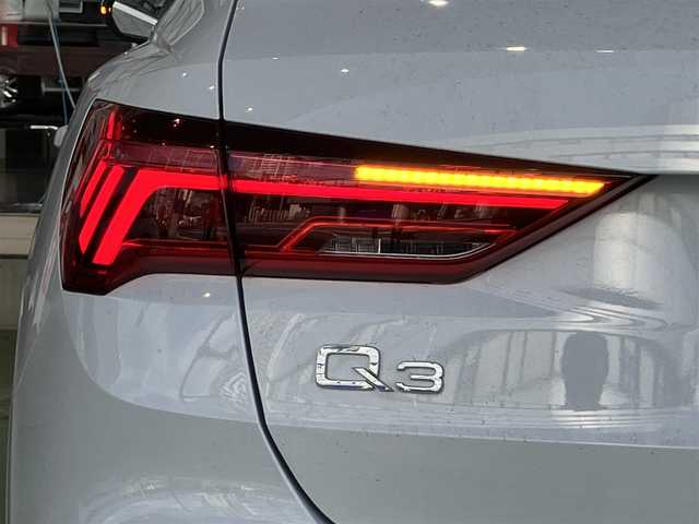 アウディ Ｑ３ 35TFSI アドバンスド 神奈川県 2021(令3)年 2.6万km グレイシアホワイトメタリック MMIナビゲーションシステム/（CD・SD・Bluetooth）/ルーフレール/パワーバックドア/全方位カメラ/フルセグTV/リヤビューカメラ/レザーシート/前席シートヒーター/運転席パワーシート/純正18インチAW/LEDヘッドライト/ETC2.0/前後ドライブレコーダー/バーチャルコックピット/アダプティブクルーズ/コーナーセンサー/アドバンスドキー×2/保証書/取扱説明書