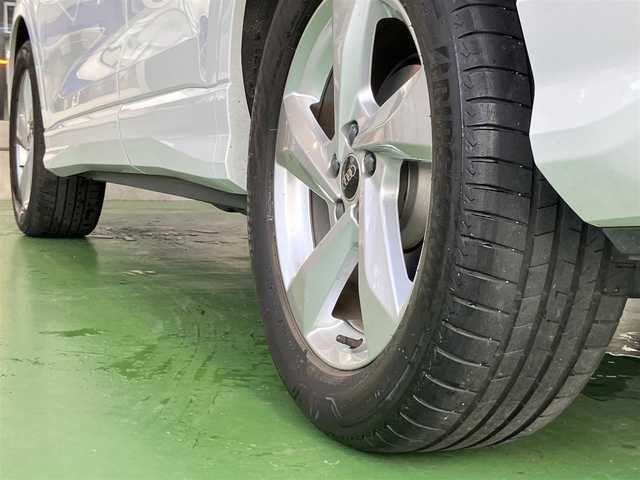 アウディ Ｑ３ 35TFSI アドバンスド 神奈川県 2021(令3)年 2.6万km グレイシアホワイトメタリック MMIナビゲーションシステム/（CD・SD・Bluetooth）/ルーフレール/パワーバックドア/全方位カメラ/フルセグTV/リヤビューカメラ/レザーシート/前席シートヒーター/運転席パワーシート/純正18インチAW/LEDヘッドライト/ETC2.0/前後ドライブレコーダー/バーチャルコックピット/アダプティブクルーズ/コーナーセンサー/アドバンスドキー×2/保証書/取扱説明書