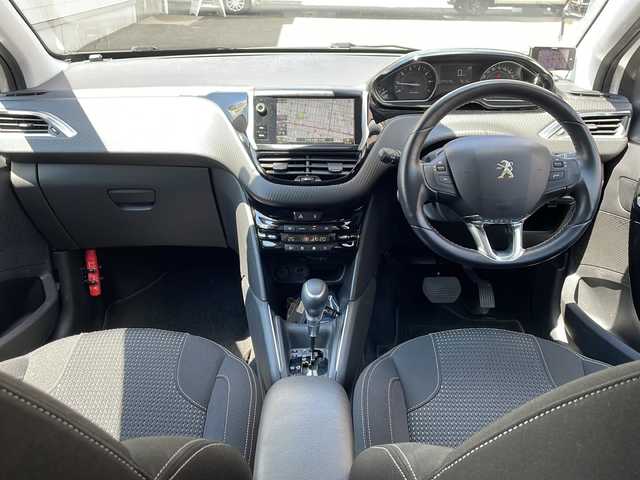 プジョー ２０８ アリュール シエロPKG 道央・札幌 2018(平30)年 3.5万km ビアンカホワイト ステアリングスイッチ/電格ミラー/パーキングアシスト/アイドリングストップ/オートライト/純正ナビ(AM/FM/BT)/パノラマルーフ/バックカメラ/スペアキー/純正フロアマット/ドライブレコーダー前後/ETC