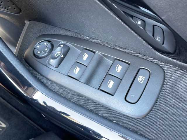 プジョー ２０８ アリュール シエロPKG 道央・札幌 2018(平30)年 3.5万km ビアンカホワイト ステアリングスイッチ/電格ミラー/パーキングアシスト/アイドリングストップ/オートライト/純正ナビ(AM/FM/BT)/パノラマルーフ/バックカメラ/スペアキー/純正フロアマット/ドライブレコーダー前後/ETC