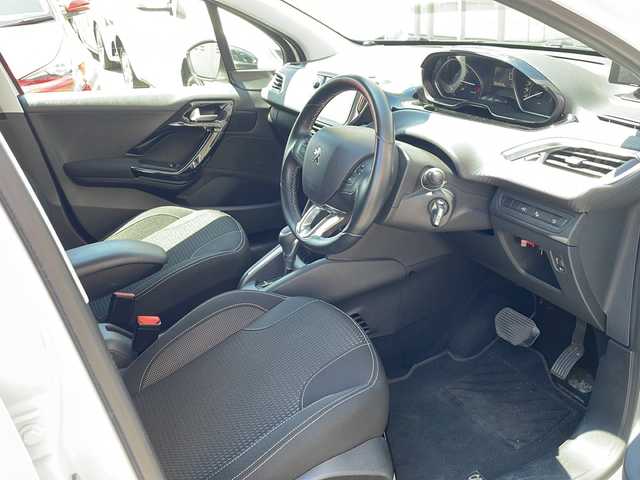 プジョー ２０８ アリュール シエロPKG 道央・札幌 2018(平30)年 3.5万km ビアンカホワイト ステアリングスイッチ/電格ミラー/パーキングアシスト/アイドリングストップ/オートライト/純正ナビ(AM/FM/BT)/パノラマルーフ/バックカメラ/スペアキー/純正フロアマット/ドライブレコーダー前後/ETC