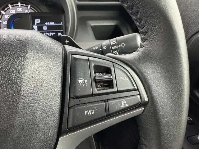 スズキ スペーシア ギア HYBRID XZターボ 愛知県 2022(令4)年 3.8万km クールカーキパールメタリック/ガンメタリック2トーン ターボ搭載/スズキセーフティサポート/　　・デュアルカメラブレーキサポート/　　・アダプティブクルーズコントロール/　　・誤発進抑制機能/　　・車線逸脱警報機能/　　・標識認識機能/ヘッドアップディスプレイ/ケンウッド製８インチ彩速ナビ/　　・CD/DVD/BT/フルセグ/バックカメラ/ドライブレコーダー/ビルトインETC/本革巻ステアリングリモコン/シートヒーター（前席）/両側パワースライドドア/ルーフレール/純正LEDヘッドライト/フォグランプ