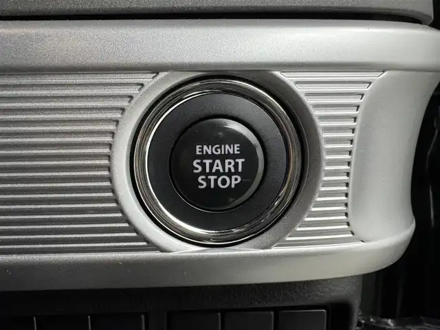 スズキ スペーシア ギア HYBRID XZターボ 愛知県 2022(令4)年 3.8万km クールカーキパールメタリック/ガンメタリック2トーン ターボ搭載/スズキセーフティサポート/　　・デュアルカメラブレーキサポート/　　・アダプティブクルーズコントロール/　　・誤発進抑制機能/　　・車線逸脱警報機能/　　・標識認識機能/ヘッドアップディスプレイ/ケンウッド製８インチ彩速ナビ/　　・CD/DVD/BT/フルセグ/バックカメラ/ドライブレコーダー/ビルトインETC/本革巻ステアリングリモコン/シートヒーター（前席）/両側パワースライドドア/ルーフレール/純正LEDヘッドライト/フォグランプ