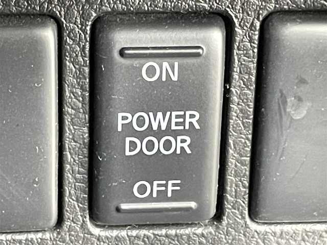 日産 セレナ ハイウェイS G S HV Aセーフ 千葉県 2014(平26)年 8.8万km ブリリアントホワイトパール 禁煙車/衝突軽減ブレーキ/レーンキープアシスト/クルーズコントロール/ディプレイ付き自動防眩式ルームミラー/踏み間違い衝突防止アシスト/フロント＆バックソナー/ふらつき警報/両側パワースライドドア/Pioneer SDナビ/・型式：AVIC-MRZ099/・CD/DVD/地デジTV/Bluetooth/ALPINEフリップダウンモニター/アラウンドビューモニター/ETC/純正アルミホイール/純正フロアマット/本革巻きステアリング/ドアバイザー/後席ロールサンシェード/後席バックテーブル/プッシュスタート/スマートキー/スペアキー1本