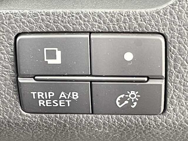 日産 セレナ ハイウェイS G S HV Aセーフ 千葉県 2014(平26)年 8.8万km ブリリアントホワイトパール 禁煙車/衝突軽減ブレーキ/レーンキープアシスト/クルーズコントロール/ディプレイ付き自動防眩式ルームミラー/踏み間違い衝突防止アシスト/フロント＆バックソナー/ふらつき警報/両側パワースライドドア/Pioneer SDナビ/・型式：AVIC-MRZ099/・CD/DVD/地デジTV/Bluetooth/ALPINEフリップダウンモニター/アラウンドビューモニター/ETC/純正アルミホイール/純正フロアマット/本革巻きステアリング/ドアバイザー/後席ロールサンシェード/後席バックテーブル/プッシュスタート/スマートキー/スペアキー1本