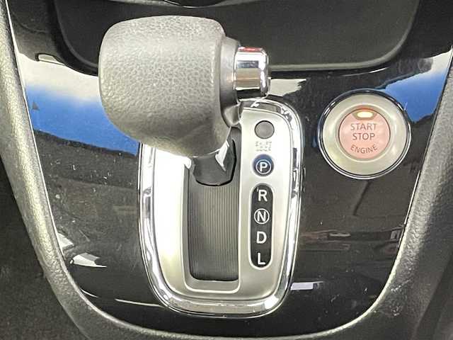 日産 セレナ ハイウェイS G S HV Aセーフ 千葉県 2014(平26)年 8.8万km ブリリアントホワイトパール 禁煙車/衝突軽減ブレーキ/レーンキープアシスト/クルーズコントロール/ディプレイ付き自動防眩式ルームミラー/踏み間違い衝突防止アシスト/フロント＆バックソナー/ふらつき警報/両側パワースライドドア/Pioneer SDナビ/・型式：AVIC-MRZ099/・CD/DVD/地デジTV/Bluetooth/ALPINEフリップダウンモニター/アラウンドビューモニター/ETC/純正アルミホイール/純正フロアマット/本革巻きステアリング/ドアバイザー/後席ロールサンシェード/後席バックテーブル/プッシュスタート/スマートキー/スペアキー1本