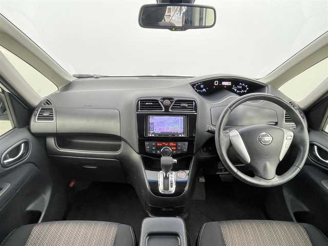 日産 セレナ ハイウェイS G S HV Aセーフ 千葉県 2014(平26)年 8.8万km ブリリアントホワイトパール 禁煙車/衝突軽減ブレーキ/レーンキープアシスト/クルーズコントロール/ディプレイ付き自動防眩式ルームミラー/踏み間違い衝突防止アシスト/フロント＆バックソナー/ふらつき警報/両側パワースライドドア/Pioneer SDナビ/・型式：AVIC-MRZ099/・CD/DVD/地デジTV/Bluetooth/ALPINEフリップダウンモニター/アラウンドビューモニター/ETC/純正アルミホイール/純正フロアマット/本革巻きステアリング/ドアバイザー/後席ロールサンシェード/後席バックテーブル/プッシュスタート/スマートキー/スペアキー1本