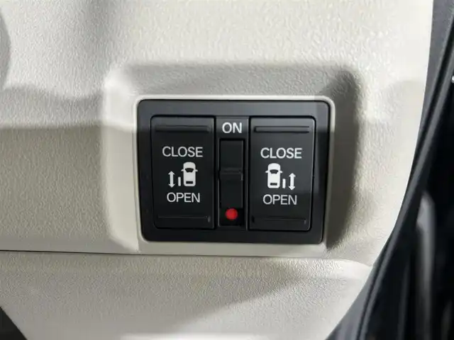 ホンダ Ｎ ＢＯＸ 佐賀県 2024(令6)年 1.2万km クリスタルブラックパール 純正8インチディスプレイオーディオ/AM/FM/Bluetooth/AppleCarplay/Androidauto/バックカメラ/衝突被害軽減システム/先行車発進お知らせ機能/レーダークルーズコントロール/レーンアシスト/ロードサインアシスト/クリアランスソアー/横滑り防止装置/ビルトインETC/オートライト/オートマチックハイビーム/LEDヘッドライト/電子パーキング/ブレーキホールド/両側パワースライドドア/シートバックテーブル/後席サンシェード/運転席・助手席シートヒーター/ISOFIX対応シート/チップアップシート/ドアバイザー/純正フロアマット/スマートキー/スペアキー×１