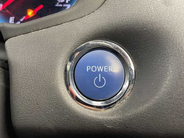 トヨタ クラウン ハイブリッド RS アドバンス 愛知県 2020(令2)年 7万km ホワイトパールクリスタルシャイン 禁煙車/純正8インチナビ/（AM/FM/Bluetooth/フルセグTV/USB)/バックカメラ/トヨタセーフティセンス/・プリクラッシュセーフティ/・レーダークルーズコントロール/・レーントレーシングアシスト/・オートマチックハイビーム/・クリアランスソナー/・ブラインドスポットモニター/ヘッドアップディスプレイ/ETC2.0/前後ドライブレコーダー/ハーフレザーシート/前席シートヒーター/ステアリングヒーター/パワーシート/パドルシフト/純正18インチアルミホイール/プッシュスタート/スマートキー/スペアキー1本/オートライト/LEDヘッドライト/フロントフォグランプ/純正フロアマット/ドアバイザー