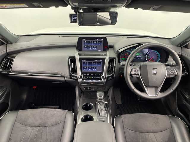 トヨタ クラウン ハイブリッド RS アドバンス 愛知県 2020(令2)年 7万km ホワイトパールクリスタルシャイン 禁煙車/純正8インチナビ/（AM/FM/Bluetooth/フルセグTV/USB)/バックカメラ/トヨタセーフティセンス/・プリクラッシュセーフティ/・レーダークルーズコントロール/・レーントレーシングアシスト/・オートマチックハイビーム/・クリアランスソナー/・ブラインドスポットモニター/ヘッドアップディスプレイ/ETC2.0/前後ドライブレコーダー/ハーフレザーシート/前席シートヒーター/ステアリングヒーター/パワーシート/パドルシフト/純正18インチアルミホイール/プッシュスタート/スマートキー/スペアキー1本/オートライト/LEDヘッドライト/フロントフォグランプ/純正フロアマット/ドアバイザー