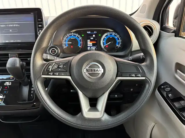 日産 デイズ X 滋賀県 2020(令2)年 6.1万km スターリングシルバーM 純正9インチナビ/・フルセグTV/FM/AM/CD/DVD/・Bluetooth/SD/AUX/全方位カメラ/ステアリングスイッチ/ドライブレコーダー/ETC/エマージェンシーブレーキ/コーナーセンサー/車線逸脱警報/先行車発進お知らせ/速度標識表示/道路標識表示/ふらつき警報/オートライト/オートハイビーム/電格ウィンカーミラー/プッシュスタート/スマートキー/ドアバイザー/ベンチシート