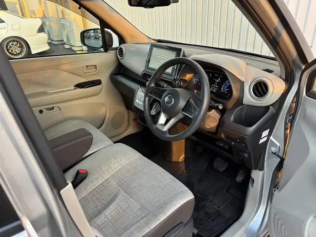 日産 デイズ X 滋賀県 2020(令2)年 6.1万km スターリングシルバーM 純正9インチナビ/・フルセグTV/FM/AM/CD/DVD/・Bluetooth/SD/AUX/全方位カメラ/ステアリングスイッチ/ドライブレコーダー/ETC/エマージェンシーブレーキ/コーナーセンサー/車線逸脱警報/先行車発進お知らせ/速度標識表示/道路標識表示/ふらつき警報/オートライト/オートハイビーム/電格ウィンカーミラー/プッシュスタート/スマートキー/ドアバイザー/ベンチシート