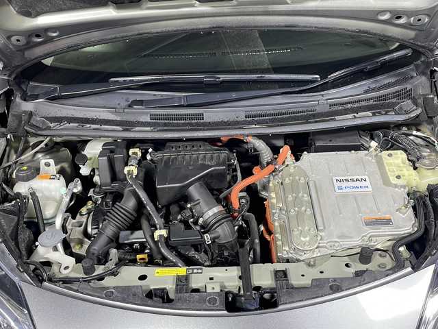 日産 ノート e－パワー X 沖縄県 2017(平29)年 2.6万km ガンＭ 県外仕入れ/禁煙車/エマジェンシーブレーキ/純正ナビ/・ＣＤ／ＤＶＤ/・Ｂｌｕｅｔｏｏｔｈ／フルセグＴＶ/アラウンドビューカメラ/バックカメラ/ドライブレコーダー前方/ＥＴＣ/スペアキー/取扱説明書