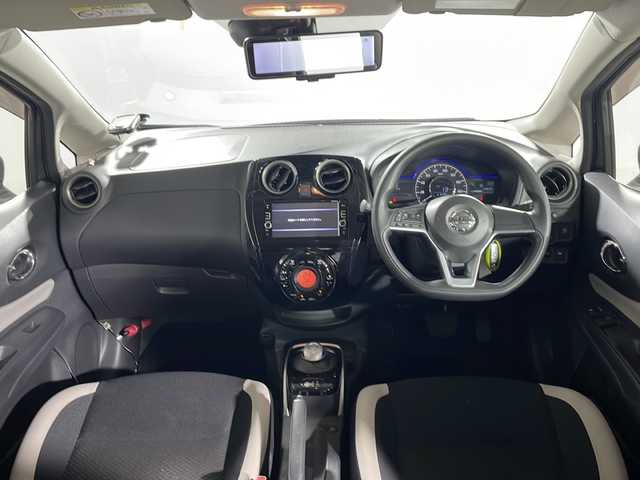 日産 ノート e－パワー X 沖縄県 2017(平29)年 2.6万km ガンＭ 県外仕入れ/禁煙車/エマジェンシーブレーキ/純正ナビ/・ＣＤ／ＤＶＤ/・Ｂｌｕｅｔｏｏｔｈ／フルセグＴＶ/アラウンドビューカメラ/バックカメラ/ドライブレコーダー前方/ＥＴＣ/スペアキー/取扱説明書