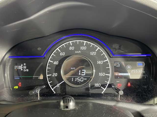 日産 ノート e－パワー X 沖縄県 2017(平29)年 2.6万km ガンＭ 県外仕入れ/禁煙車/エマジェンシーブレーキ/純正ナビ/・ＣＤ／ＤＶＤ/・Ｂｌｕｅｔｏｏｔｈ／フルセグＴＶ/アラウンドビューカメラ/バックカメラ/ドライブレコーダー前方/ＥＴＣ/スペアキー/取扱説明書