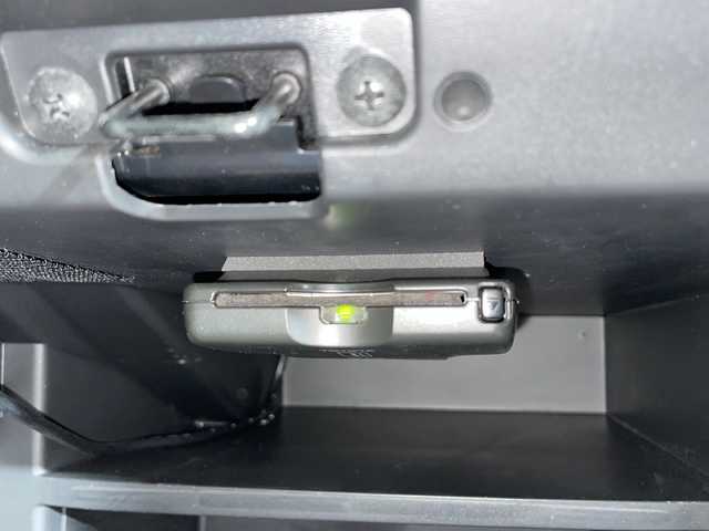 日産 ノート e－パワー X 沖縄県 2017(平29)年 2.6万km ガンＭ 県外仕入れ/禁煙車/エマジェンシーブレーキ/純正ナビ/・ＣＤ／ＤＶＤ/・Ｂｌｕｅｔｏｏｔｈ／フルセグＴＶ/アラウンドビューカメラ/バックカメラ/ドライブレコーダー前方/ＥＴＣ/スペアキー/取扱説明書