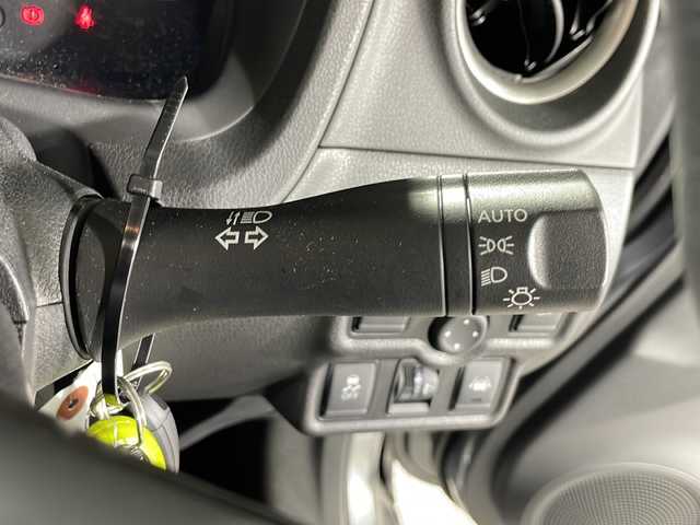 日産 ノート e－パワー X 沖縄県 2017(平29)年 2.6万km ガンＭ 県外仕入れ/禁煙車/エマジェンシーブレーキ/純正ナビ/・ＣＤ／ＤＶＤ/・Ｂｌｕｅｔｏｏｔｈ／フルセグＴＶ/アラウンドビューカメラ/バックカメラ/ドライブレコーダー前方/ＥＴＣ/スペアキー/取扱説明書