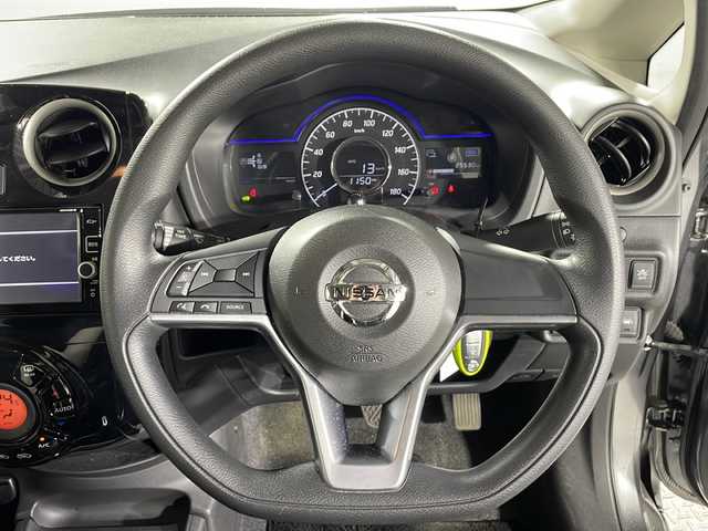 日産 ノート e－パワー X 沖縄県 2017(平29)年 2.6万km ガンＭ 県外仕入れ/禁煙車/エマジェンシーブレーキ/純正ナビ/・ＣＤ／ＤＶＤ/・Ｂｌｕｅｔｏｏｔｈ／フルセグＴＶ/アラウンドビューカメラ/バックカメラ/ドライブレコーダー前方/ＥＴＣ/スペアキー/取扱説明書